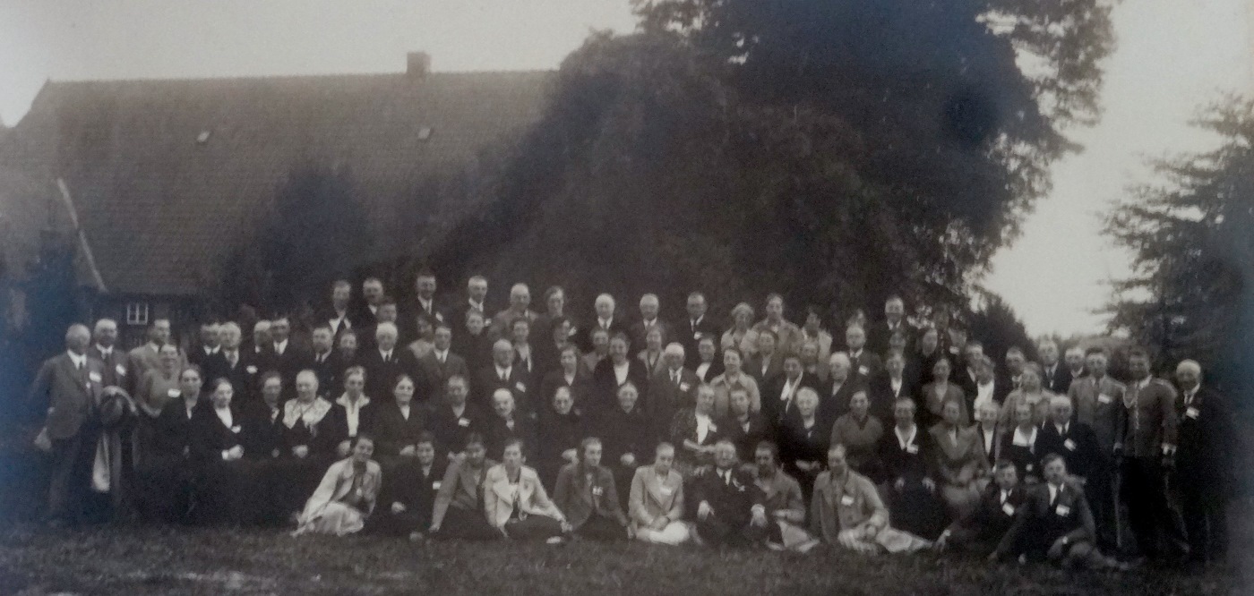 FAMILIENTAG BEI BUSCHMANNS. FOTO MIT ALLEN BETEILIGTEN AUF DEM HOF IN BÜNTE.